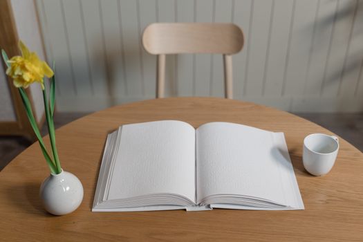 Waarom het narcis boek nu ineens overal opduikt