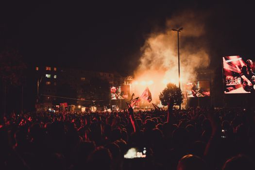Bezoekers lopen naar AFAS Live bij station Amsterdam Bijlmer ArenA voor een avondconcert