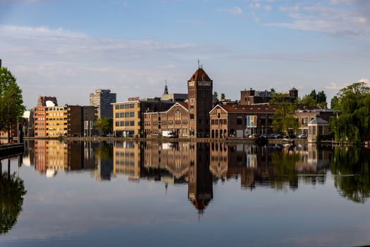 Winkelend publiek tijdens koopavond oudgouda in de binnenstad rond de Markt en Kleiweg