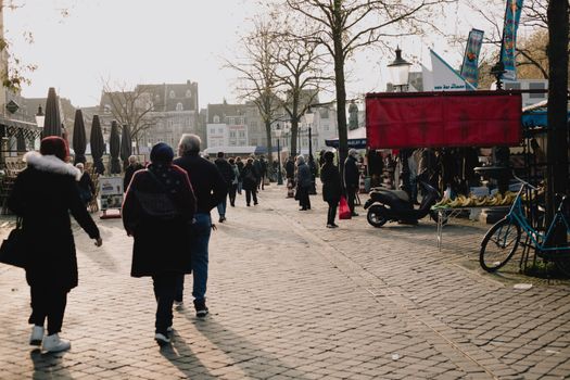 Winkelend publiek in de Kleiweg tijdens koopzondag oudgouda in de binnenstad van Gouda
