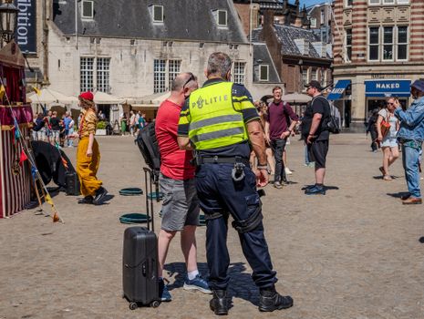 Politieauto in de binnenstad van Gouda voor politie Gouda nieuws vandaag en 112-overzicht