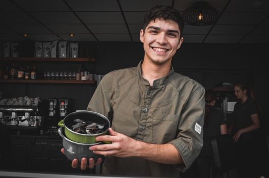 Snelle doordeweekse maaltijd op tafel met pasta, groenten en betaalbare ingrediënten in Oudgouda