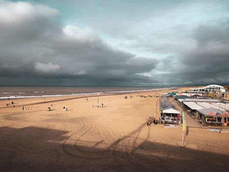 Skyline en kust van Scheveningen bij weer Den Haag met donkere wolken, buien en stevige zeewind