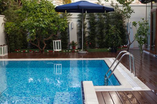 Compact zwembad in een kleine achtertuin in Oudgouda met pergola, terras en slimme opbergruimte