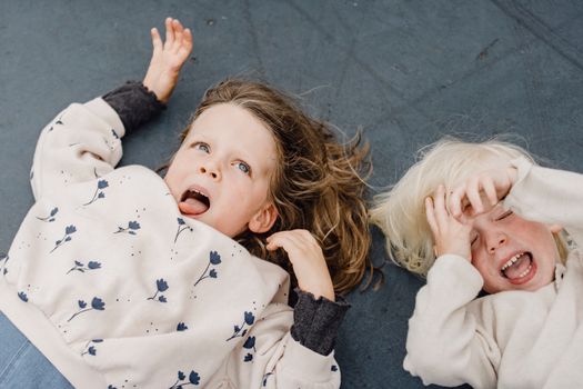 Portretfoto van Joke Bruijs bij een optreden of mediaoptreden, passend bij een artikel over gezin en privacy