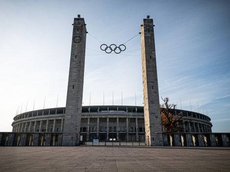 Schaatsers in actie tijdens de olympische spelen 2026 op een overdekte ijsbaan