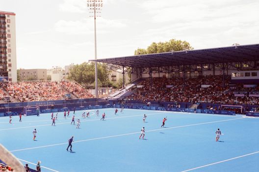 Supporters kijken olympische spelen live op een groot scherm in de binnenstad van Oudgouda
