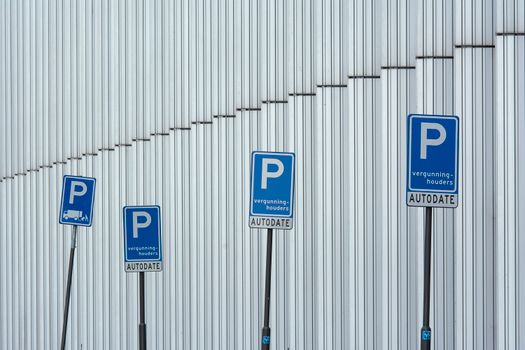 Straatbeeld in de binnenstad met geparkeerde auto's en informatie over parkeervergunning oudgouda