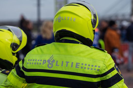 Politie Veenendaal nieuws vandaag op smartphone met politiewagen en zwaailicht in straatbeeld van Veenendaal