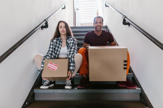 Stel in nieuw appartement in Oudgouda bespreekt checklist voor samenwonen aan de keukentafel