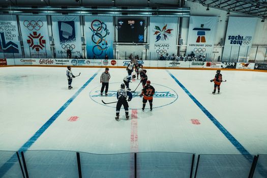 Schaatsen vandaag olympische spelen op tv in een woonkamer in Oudgouda met supporters die uitslagen volgen