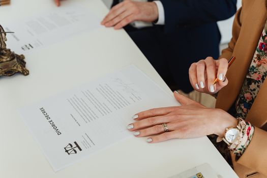 Gescheiden ouders in Oudgouda maken aan de keukentafel een financieel overzicht voor kinderen, alimentatie en woonlasten