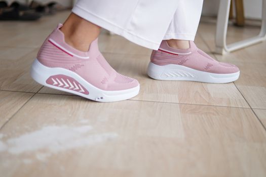 Vrouw in Oudgouda met trendy retro sneakers voor dames in 2026 in zilver en suède