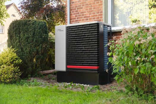 Installateur plaatst een hybride warmtepomp bij een woning in Oudgouda met uitleg over ISDE-subsidie 2026
