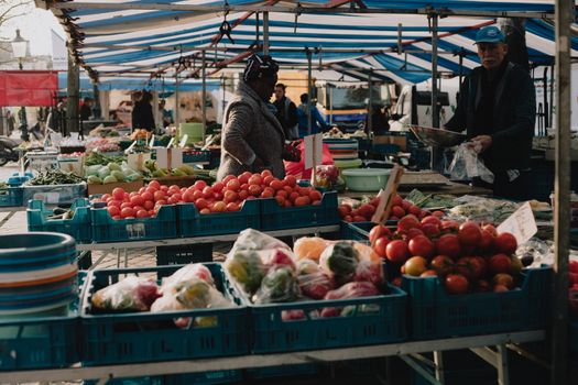 weekmarkt oudgouda op de Markt met kramen, shoppers en historisch stadhuis op de achtergrond