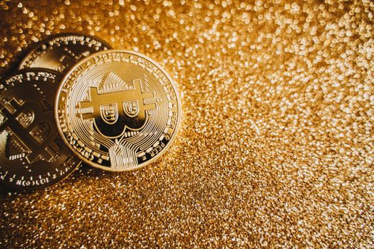 Grafiek van bitcoin koers op een laptop met notities over de halving en beleggen