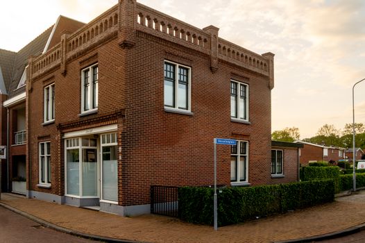 Huiseigenaar in Oudgouda bekijkt hypotheekpapieren en berekent hypotheekrenteaftrek in 2026