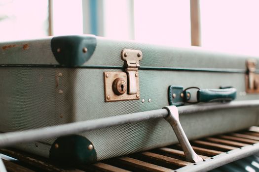 Open koffer met complete inpaklijst vakantie, kleding, reisdocumenten en gadgets netjes geordend