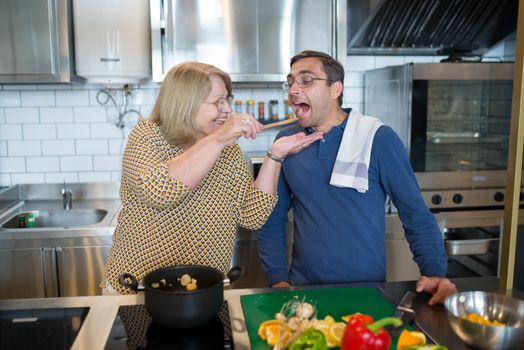 Tv-service over Koken met MAX vandaag met zenderinfo, uitzendtijd en stoofperen recept