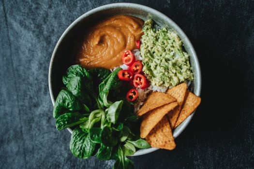 Pan met glanzende rode stoofperen in kruidige saus op een houten tafel