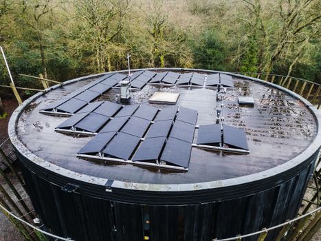 Sedumdak met zonnepanelen op een woning in Oudgouda, als voorbeeld bij een artikel over kosten, subsidie en terugverdientijd