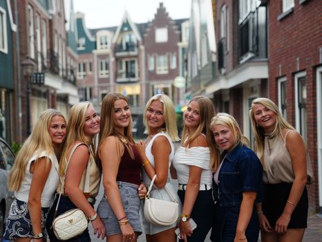 Laptop met zoekresultaten over sexverhalen in Oudgouda, met de binnenstad op de achtergrond