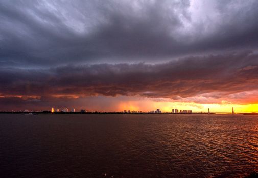 Storm Benjamin boven Oudgouda met donkere wolken, natte straten en fietsers in de binnenstad