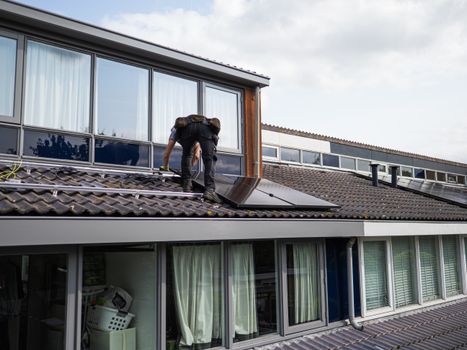 Huiseigenaar in Oudgouda bekijkt zonnepanelen op het dak en de energierekening voor 2027
