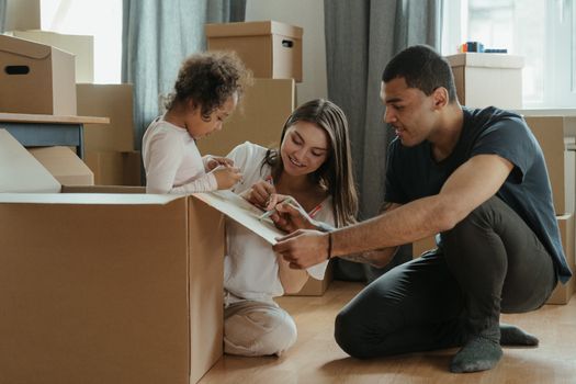 Ouder pakt verhuisdozen in met kinderen in een nieuw huis in Oudgouda na een scheiding