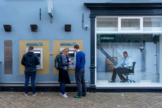 Laptop met DigiD-inlogscherm en belastingpapieren op tafel in Oudgouda