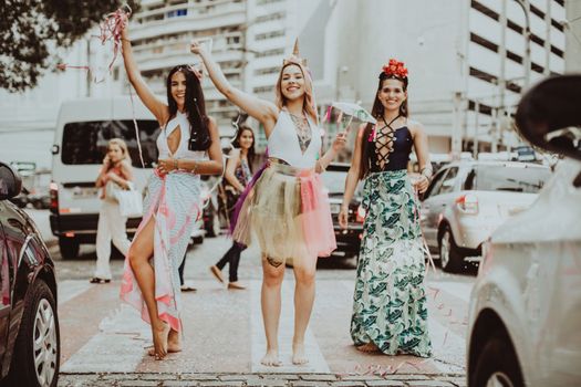 Trendy festivalgangers in Oudgouda met boho en metallic outfits volgens de festivals outfit 2026 trend