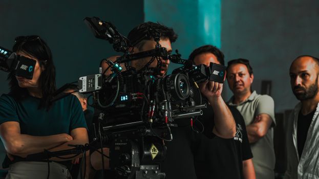 Thuisbioscoop met streamingdiensten, filmbeelden en afstandsbediening in Oudgouda