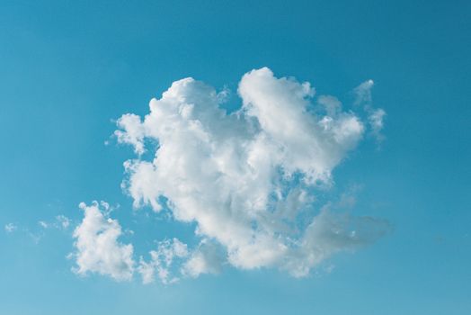 Het weer boven de Markt in Oudgouda met wolken, fietsers en natte klinkers na een bui