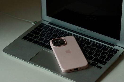 Conceptbeeld van een ultradunne iPhone Air naast andere Apple-apparaten ter vergelijking