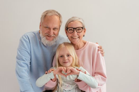 Stel en gezin wandelen samen door een straat in Oudgouda als symbool voor liefde en verbondenheid