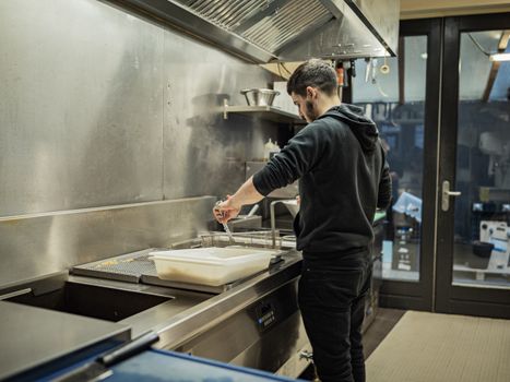 Kom romige pompoen-preisoep met croutons en oude kaas, geïnspireerd op max koken vandaag