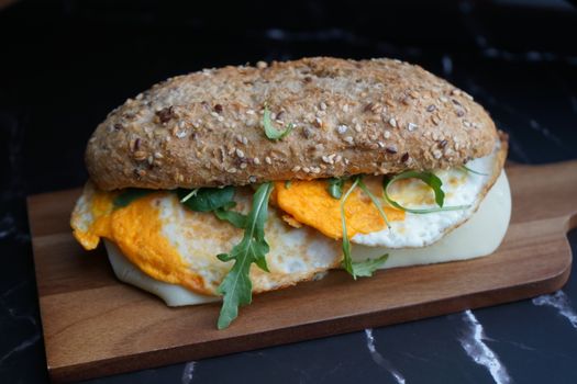 Kom romige pompoensoep met kokosmelk, pompoenpitten en brood op tafel
