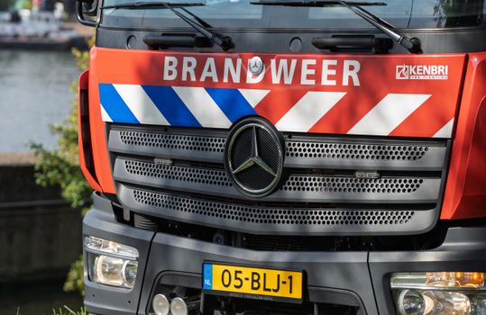 Warme Goudse kaasbroodjes en eenvoudige feestelijke gerechten op een gezellige keukentafel