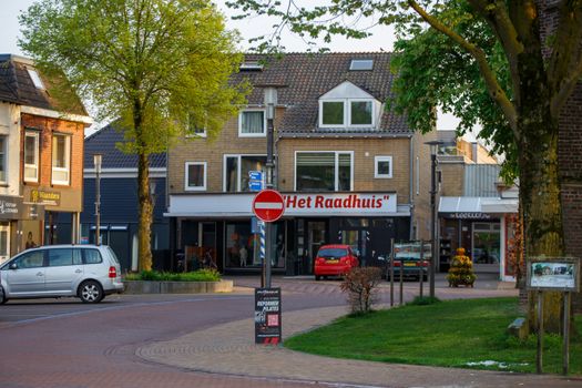 Nieuws nu op smartphone in Oudgouda met centrum van Gouda en passerende fietsers op de achtergrond