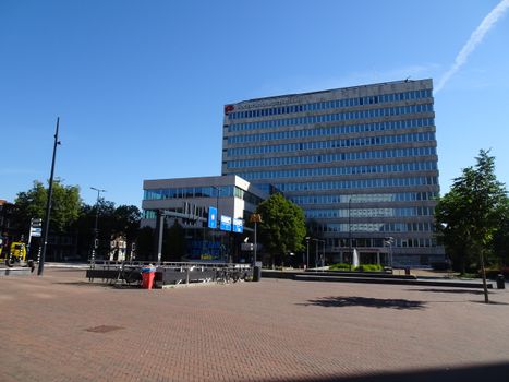 Laptop met een beveiligde ProtonMail-inbox en privacyslot op het scherm