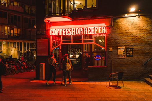 Kantoorgebouw en kasomgeving van Rijk Zwaan Nederland BV als beeld bij een bedrijfsprofiel