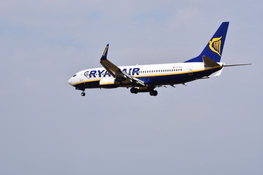Vertrekhal op een luchthaven met reizigers uit de regio Oudgouda die Ryanair-vluchten vergelijken