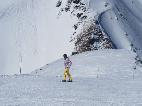 Snowboarden slopestyle mannen olympische winterspelen 2026 op scherm met railsectie en grote sprong in beeld