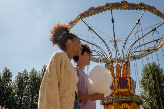 Families vieren suikerfeest 2026 in Oudgouda met eten, bezoek en drukte in de binnenstad