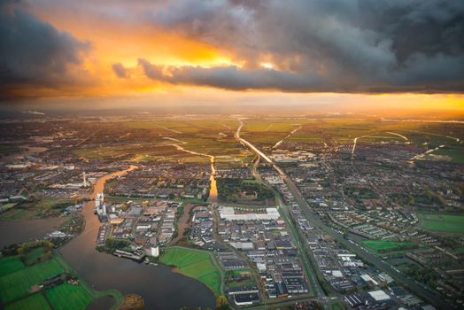 Weerbericht voor Oudgouda met wolken boven de Markt en fietsers in de wind